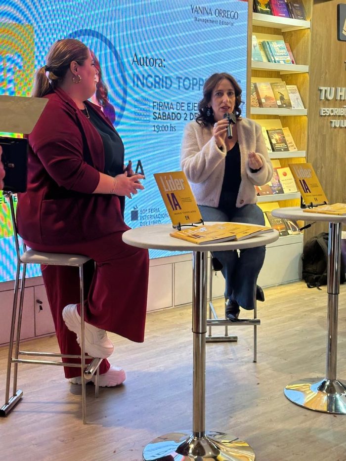 Ingrid conversando con micrófono en la presentación de Líder IA en la Feria del Libro de Buenos Aires