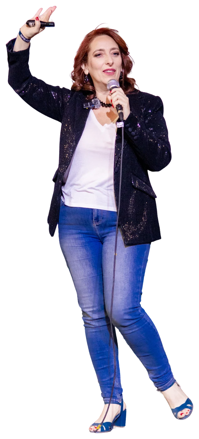 Ingrid Toppelberg en el escenario de Talent Land México, con el micrófono en una mano y el brazo en alto