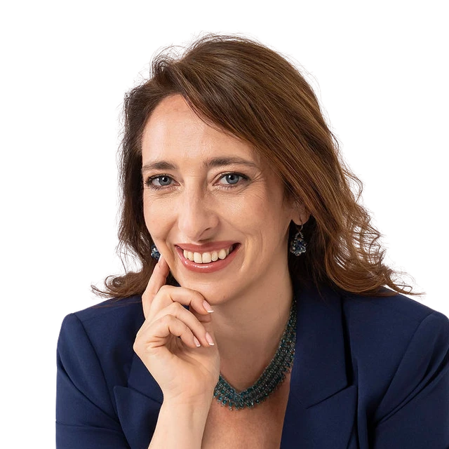 Ingrid Toppelberg, sonriendo, con la mano en el mentón